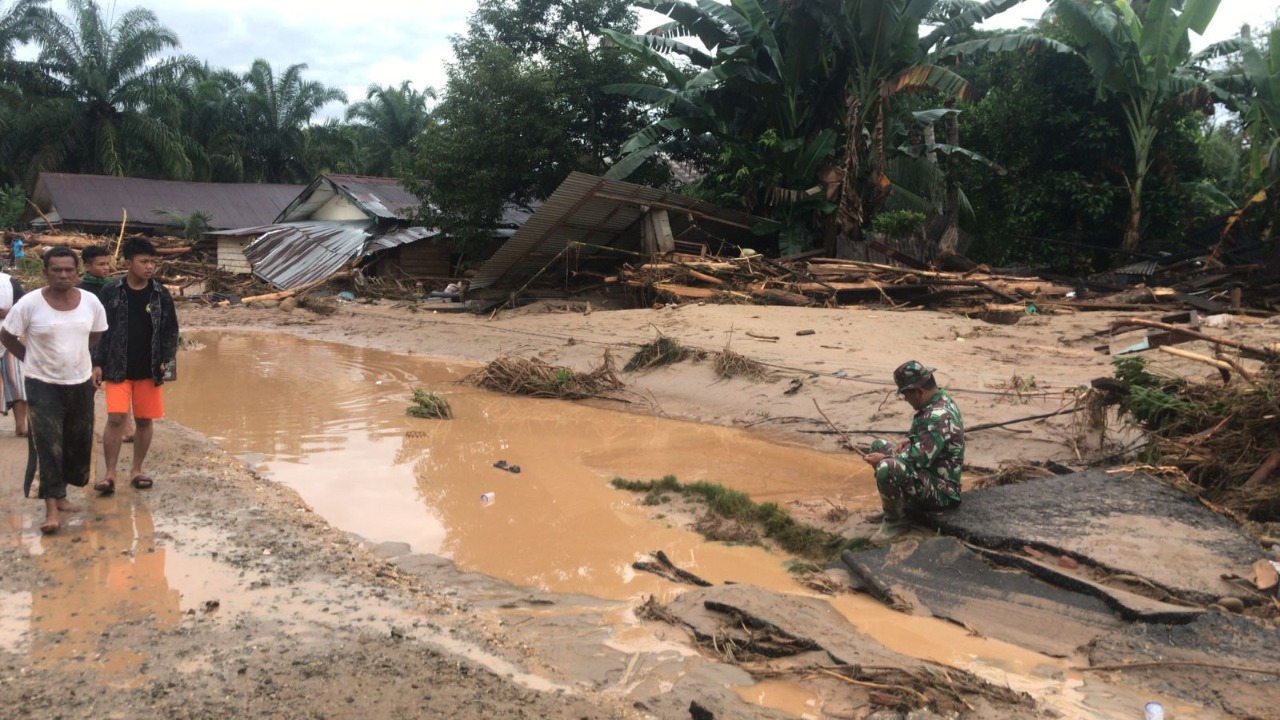 Banjir Bandang Hanyutkan 12 Rumah Warga Padang Lawas