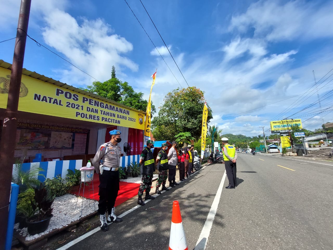 PAM Nataru, Personil Koramil 0801/10 Punung Bersama Aparat Gabungan Jaga di Pos PAM