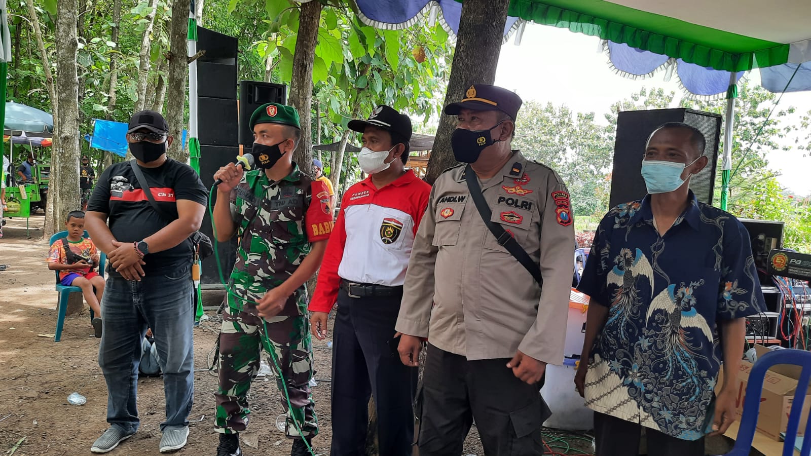 Patroli Pendisiplinan Protokol Kesehatan, Koramil 0805/12 Mantingan Bersama Polsek Setempat Ajak Warga Memakai Masker