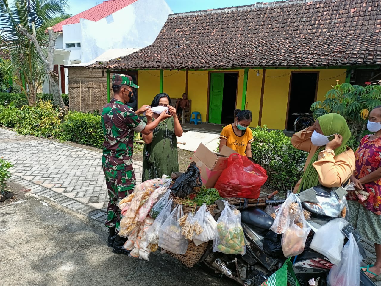 Cegah Penyebaran Covid-19, Babinsa Koramil 02/Madiun Bagikan Masker