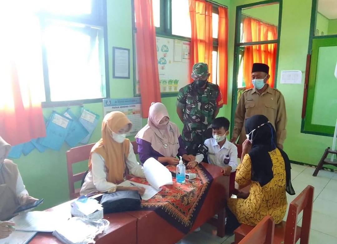 Pastikan Berjalan Aman, Koramil 0801/02 Kebonagung Pantau Vaksinasi Anak Di SDN 2 Wonogondo