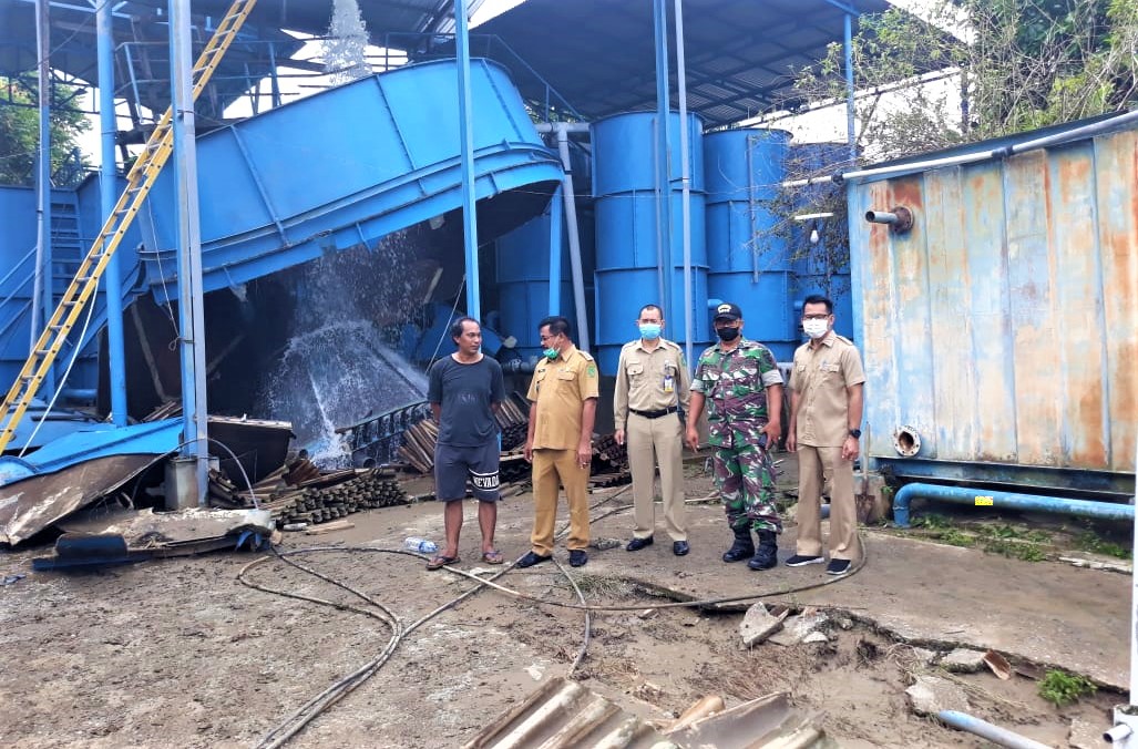 Bersama Unsur Muspika, Babinsa Kota Bangun Sertu Agus Tani Tinjau Penampungan Air PDAM Yang Pecah