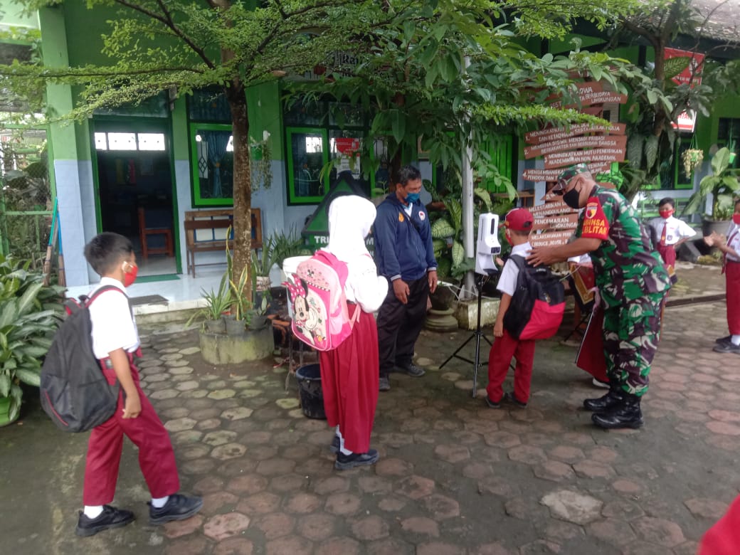 Danramil Tipe B 0808/01 Sukorejo, Himbau Agar PTM Di Sekolah Tetap Terapkan Protkes