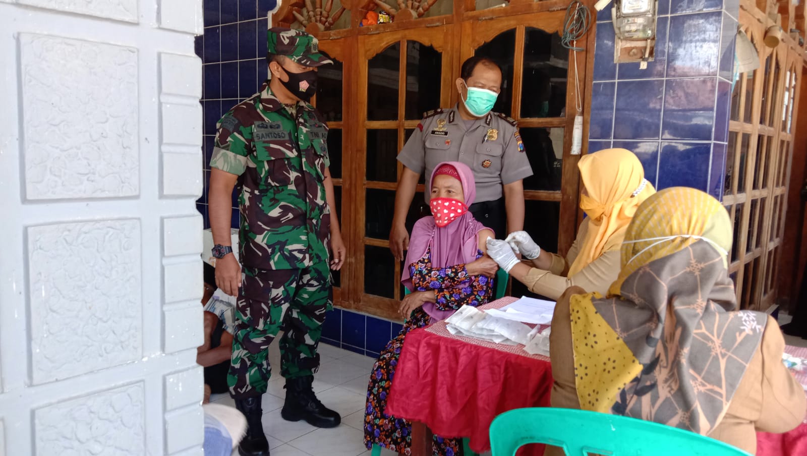 Kawal dan Dampingi Program Vaksinasi di Desa Binaan, Babinsa Kodim 0802/Ponorogo Siap Antar Jemput Warga