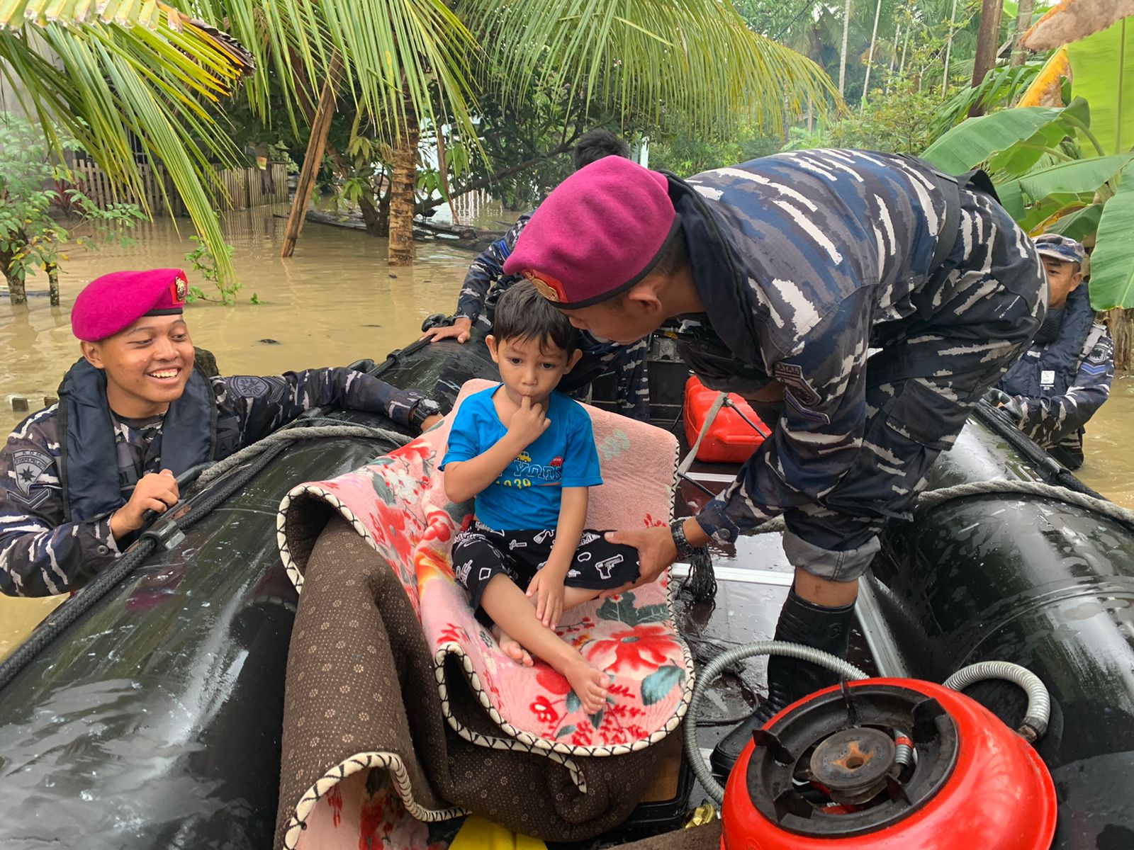 Gercep TNI AL Bantu Masyarakat Korban Banjir di Aceh