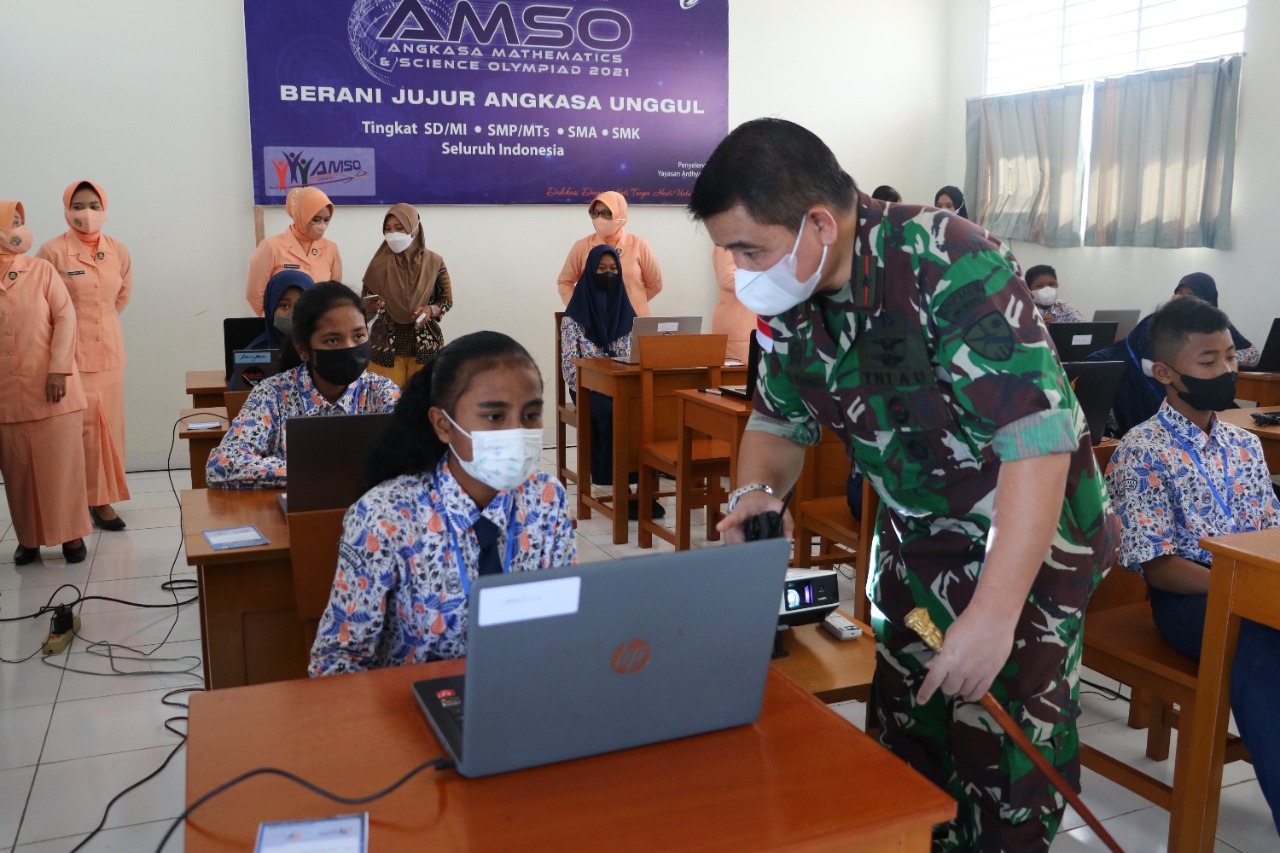 Jelang Kompetisi AMSO, Danlanud Tinjau Siswa SMP Sekolah Angkasa Lanud Manuhua