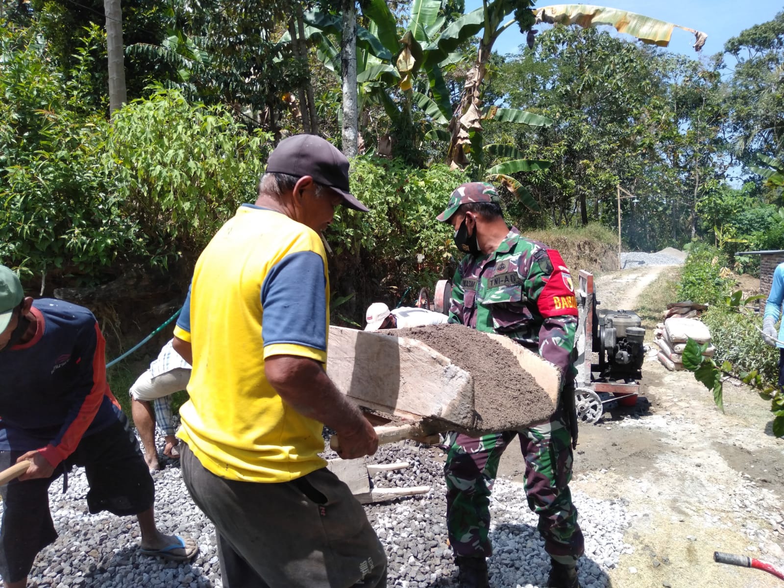 Jalin Kebersamaan, Babinsa Dolopo Kerja Bakti Pengecoran Jalan Bersama Masyarakat