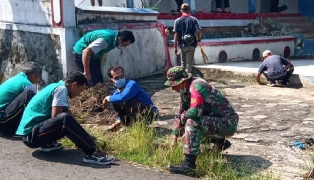 Ciptakan Lingkungan Sehat, Koramil 0801/11 Donorojo Lakukan Pembersihan