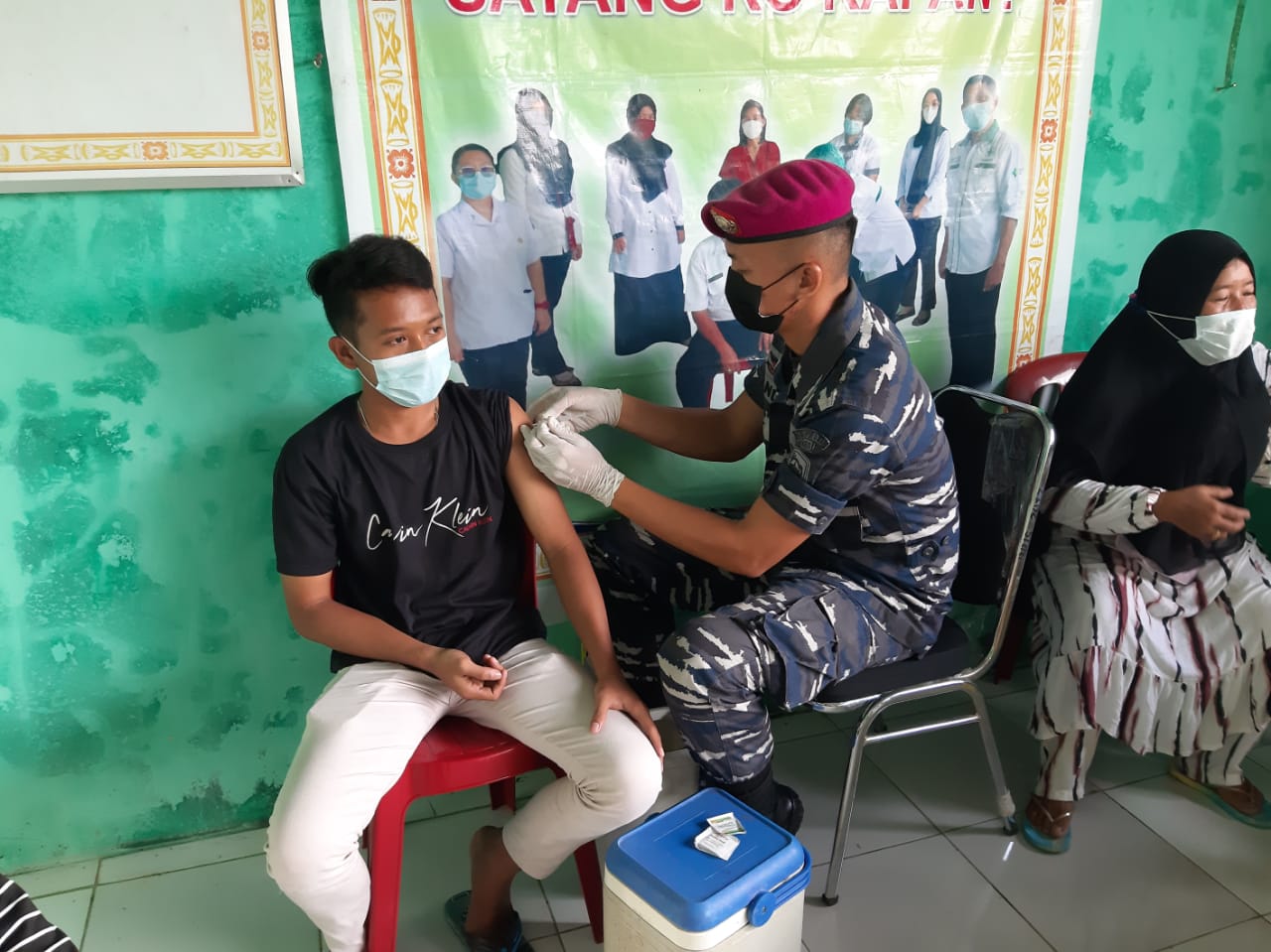 Prajurit Yonkes Menbanpur 3 Mar Pasmar 3 Rutin Dukung Vaksinasi di Distrik Mayamuk Papua Barat