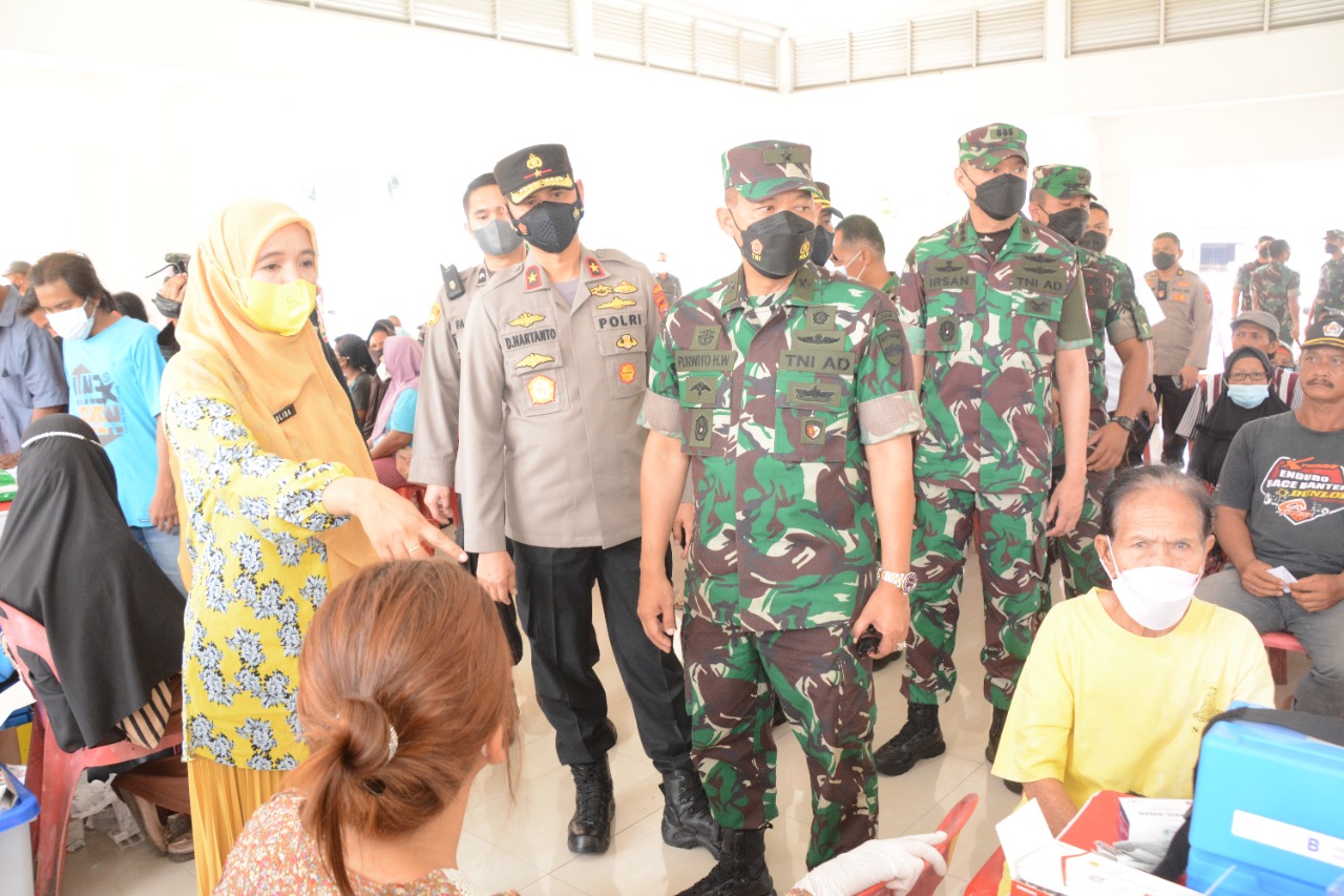 Kasdam I/BB Tinjau Vaksinasi Serentak Bersama Forkopimda Deli Serdang