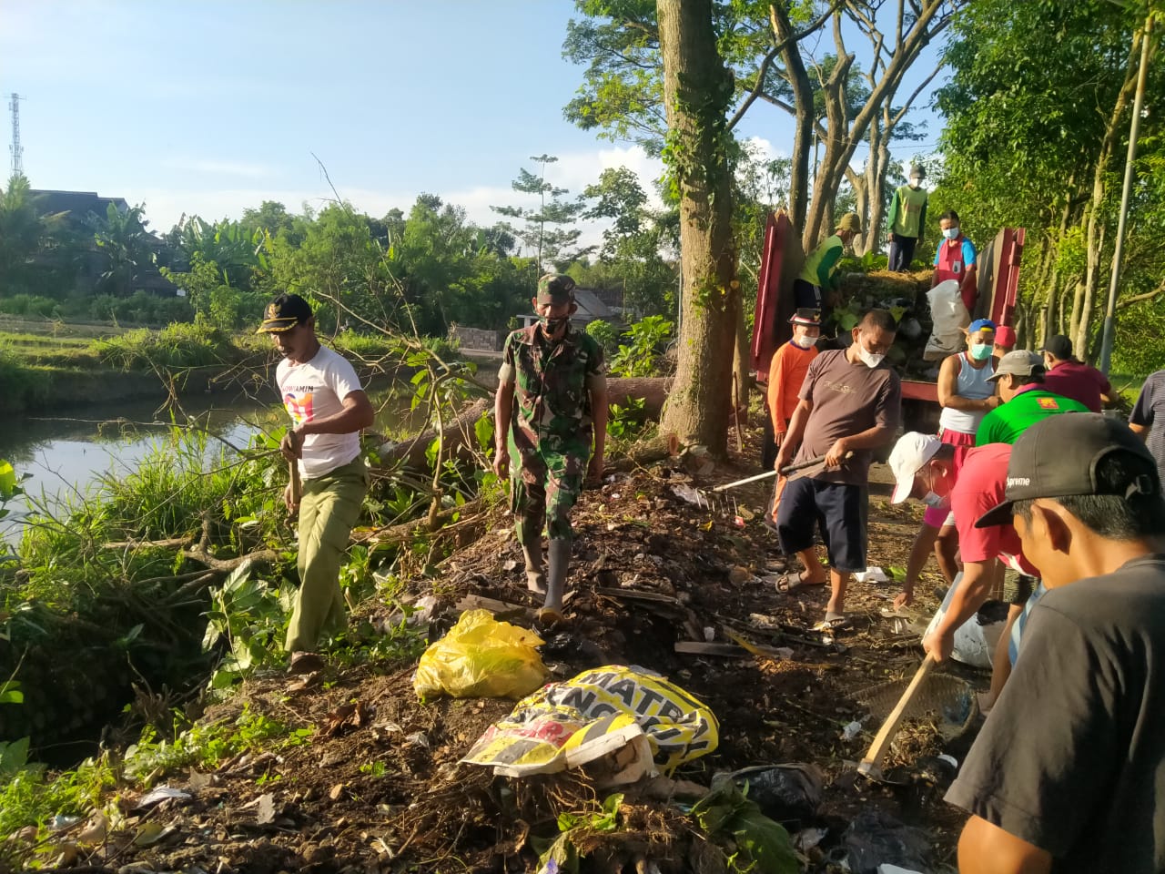 Ciptakan Lingkungan Bersih Dan Asri, Babinsa Sananwetan Laksanakan Kerja Bakti Bersama