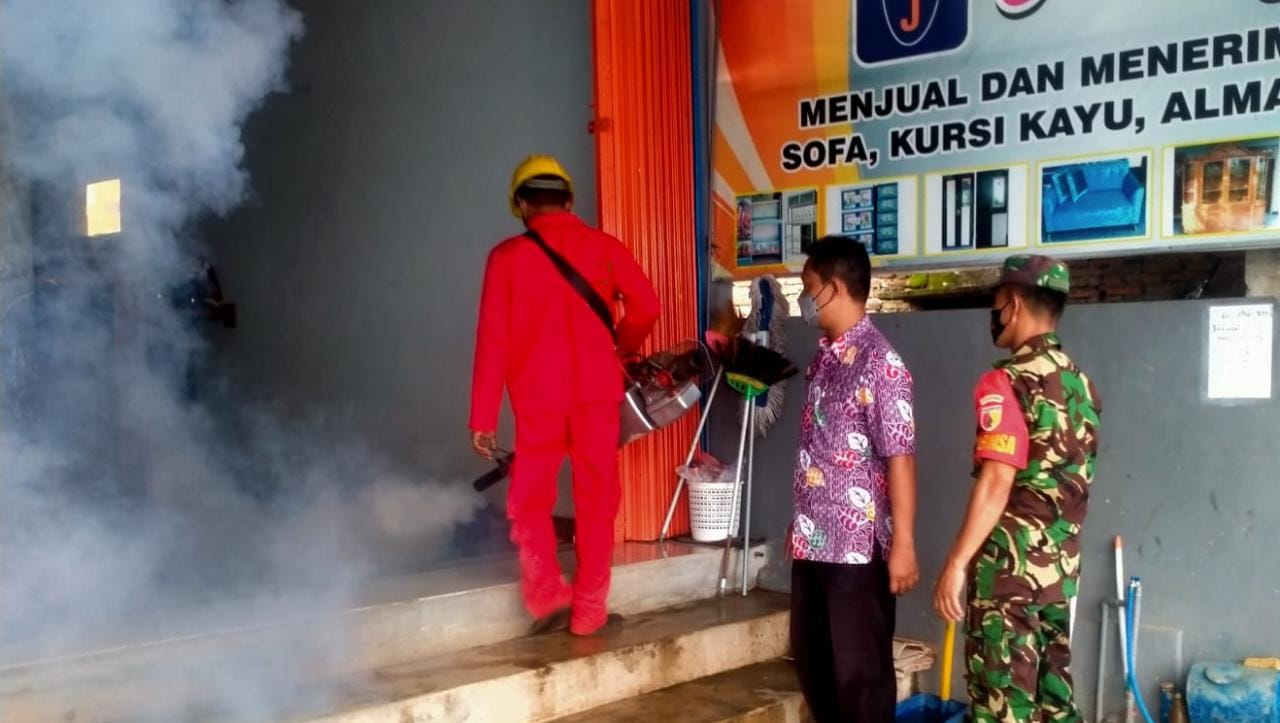 Cegah Demam Berdarah, Babinsa Wungu Dampingi Fogging