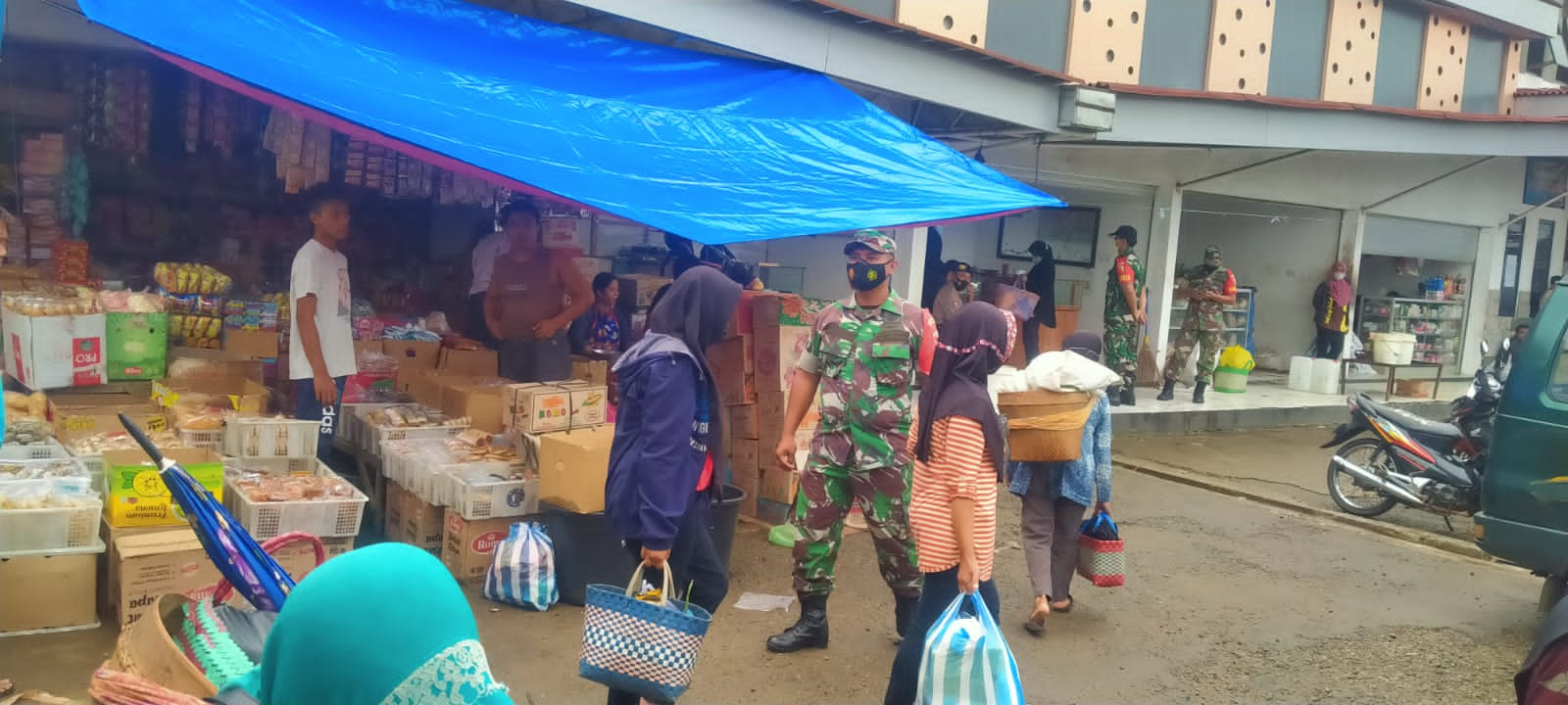 Koramil 0801/11 Donorojo Bersama Polsek Donorojo Beri Edukasi Prokes Di Pasar