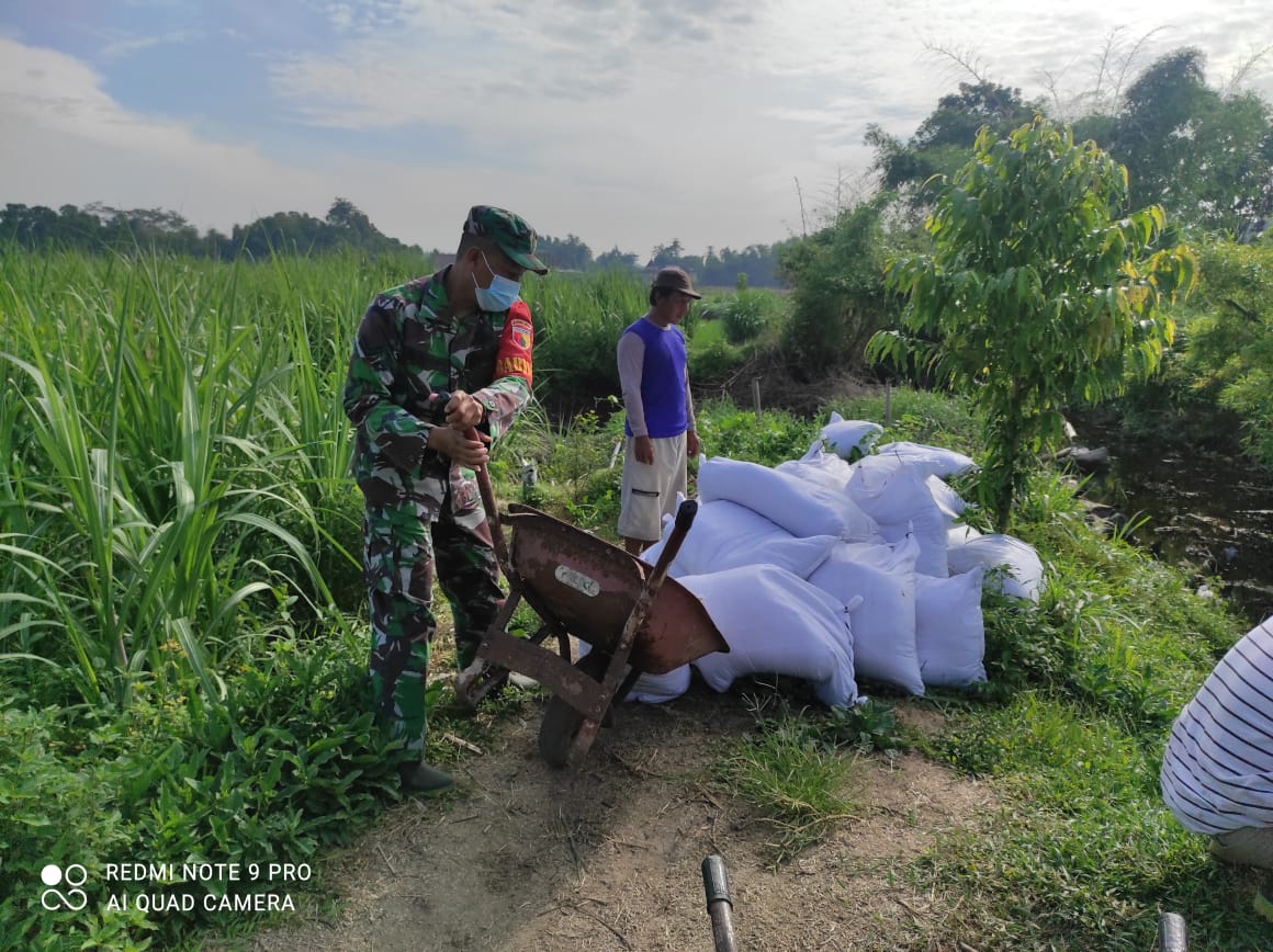 Bersama Warga, Sertu Ali Purwanto Perbaiki Tanggul dan Bersihkan Sungai