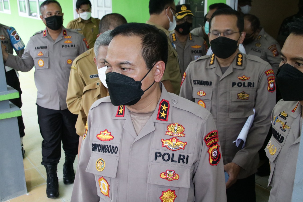 Irjen Pol Suryanbodo Asmoro Tinjau Langsung Pelaksanaan Vaksinasi Secara Serentak di SMAN 3 Sungai Raya