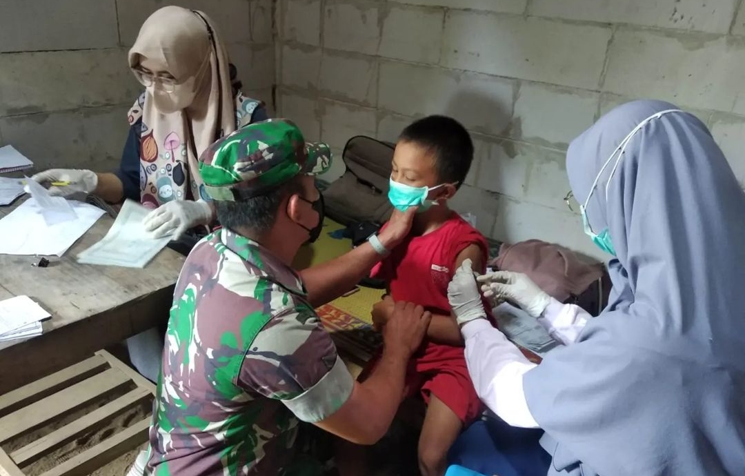 Koramil 0801/06 Bandar Kawal Vaksinasi Door To Door Anak 6 – 11 Tahun