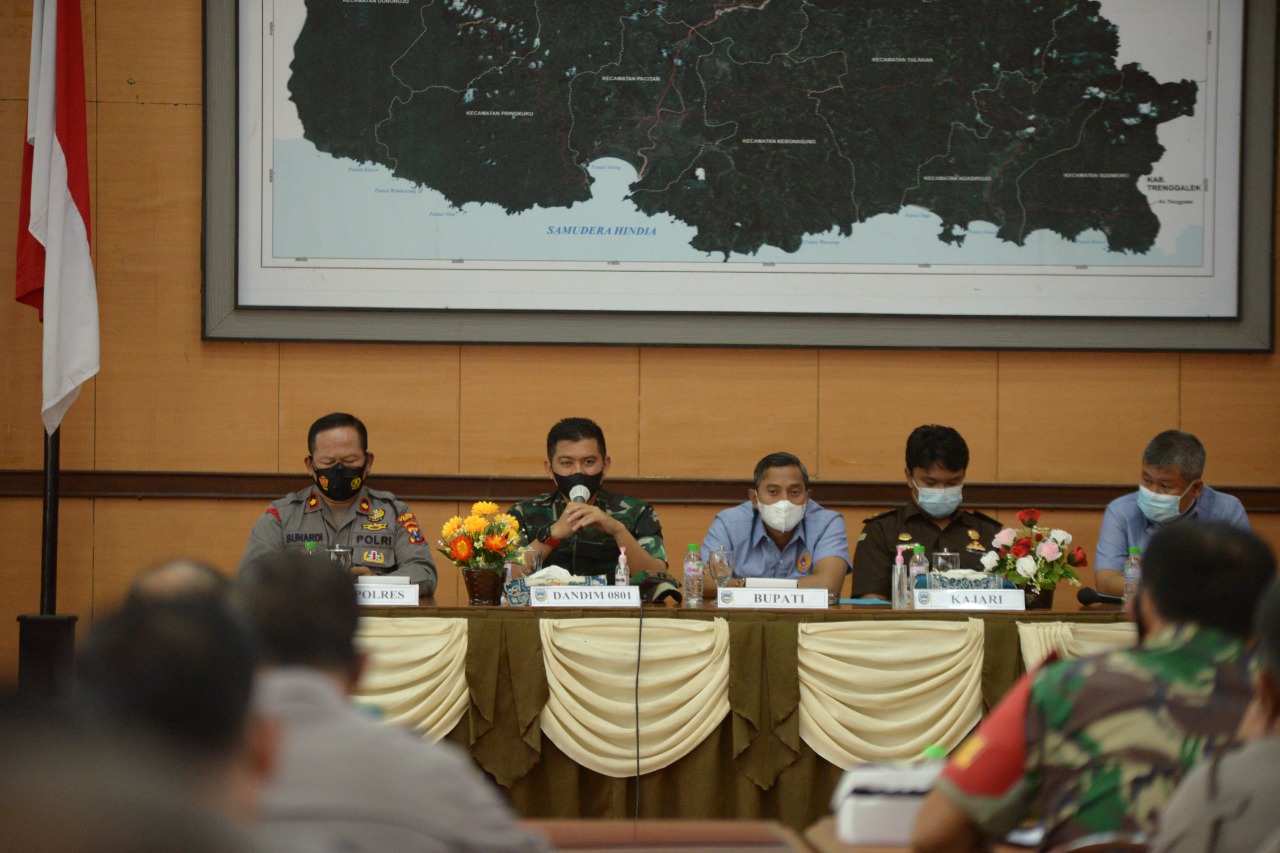 Dandim 0801/Pacitan Bersama Forkopimda Melaksnakan Rapat Percepatan Vaksin Dan Kesiapan Hadapi Omicron