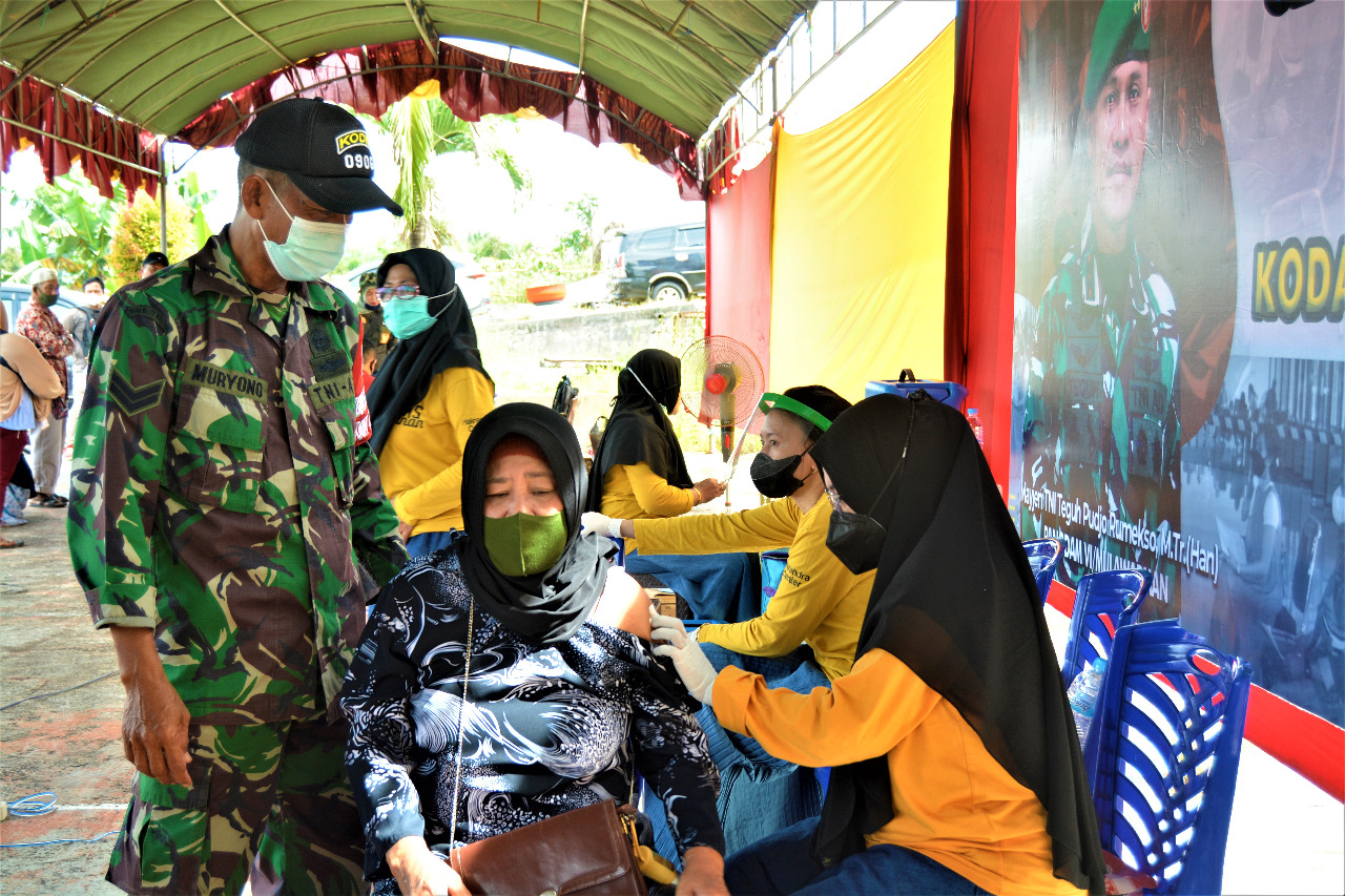 Kodim 0906/Kutai Kartanegara Gelar Serbuan Vaksinasi dan Bakti Sosial Kodam VI/Mulawarman