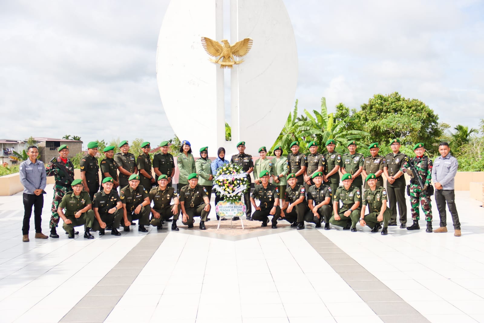 Peringati HUT ke-71 Penerangan Angkatan Darat, Pendam XII/Tpr Ziarah ke Taman Makam Pahlawan