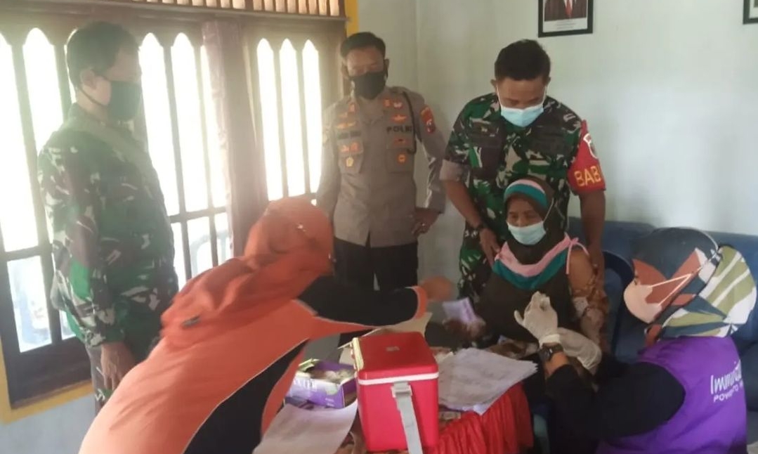 Danramil 0801/01 Pacitan Dan Kapolsek Pacitan Pantau Langsung Serbuan Vaksinasi