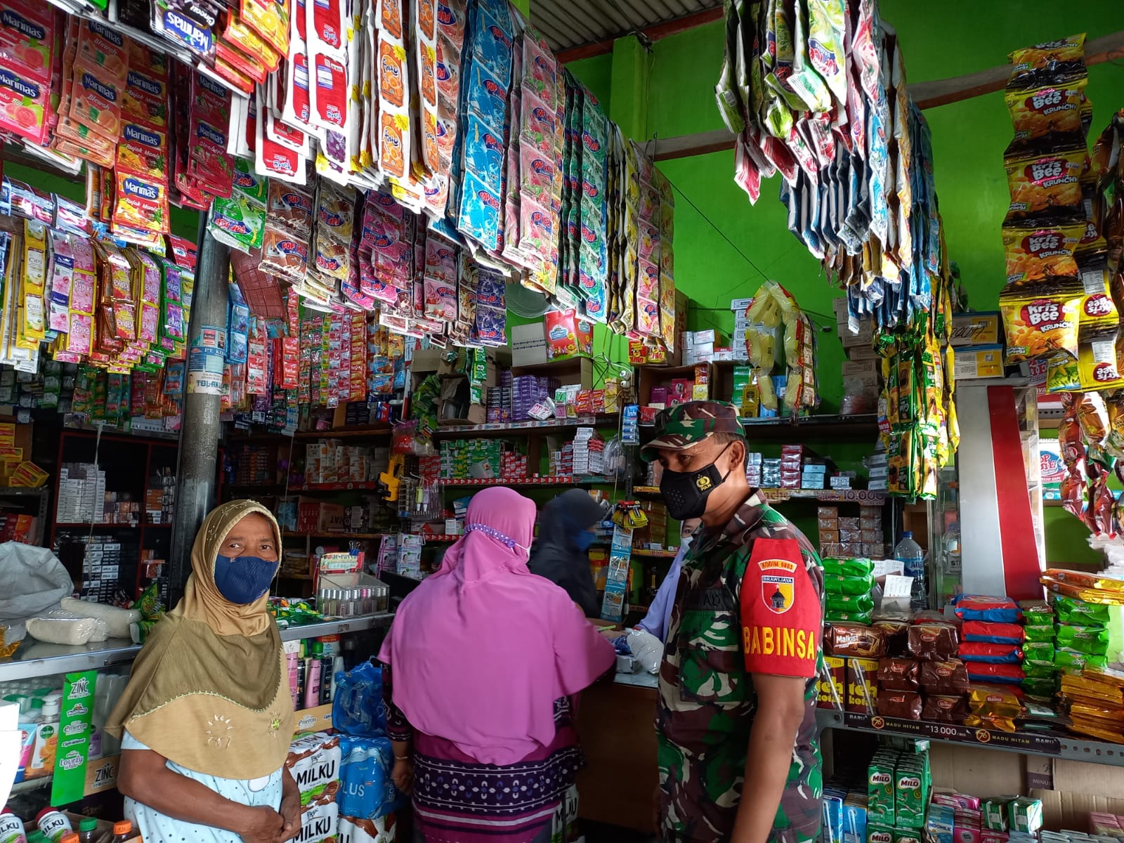 Blusukan Ke Pasar, Babinsa Koramil 0803-02/Madiun Ingatkan Prokes