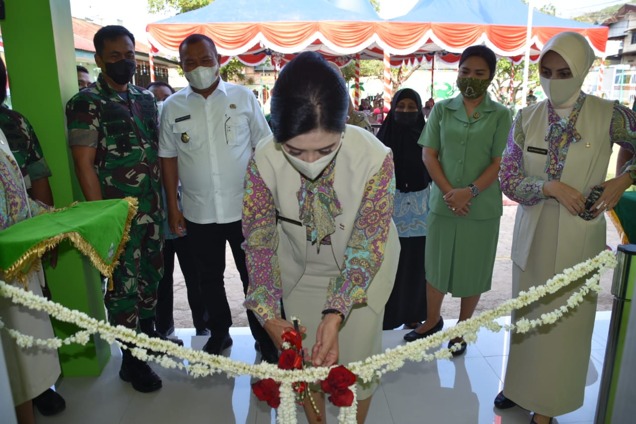 Ketua Persit KCK Koorcabrem 023 PD I/BB Didampingi Danrem 023/KS Resmikan Gedung TK Kartika I-46