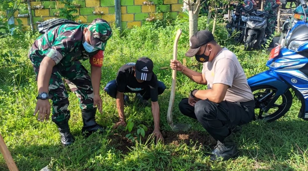 Jaga Kelestarian Alam, Babinsa Koramil 0801/01 Pacitan Bersama Masyarakat Lakukan Penghijauan