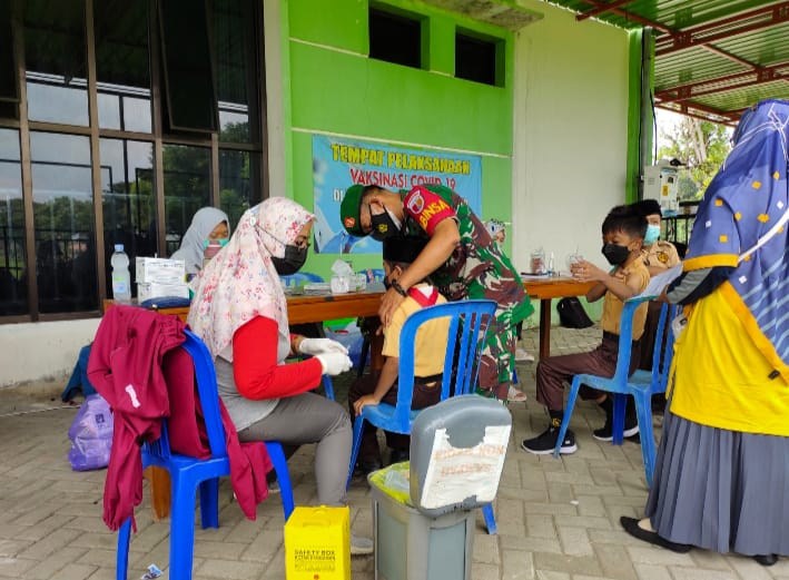 Ini Cara Anggota Koramil Mantingan Himbau Anak-Anak Agar Jangan Takut Di Vaksin