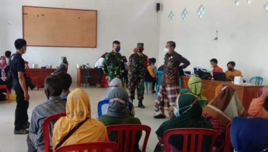 Dandim 0801 Pacitan Bersama Bupati Pacitan Meninjau Vaksinasi di Desa Petungsinarang