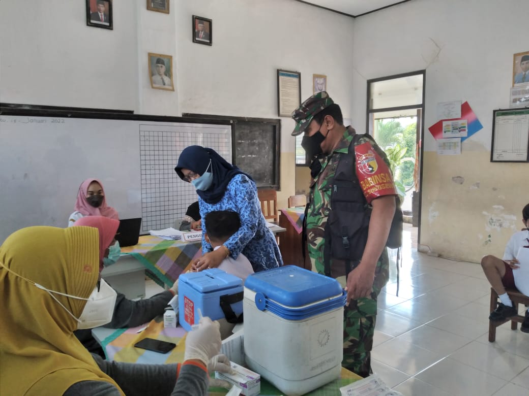 Dampingi Kegiatan Vaksin Anak Usia 6-11 Tahun, Babinsa Gandusari Selalu Himbau Protkes