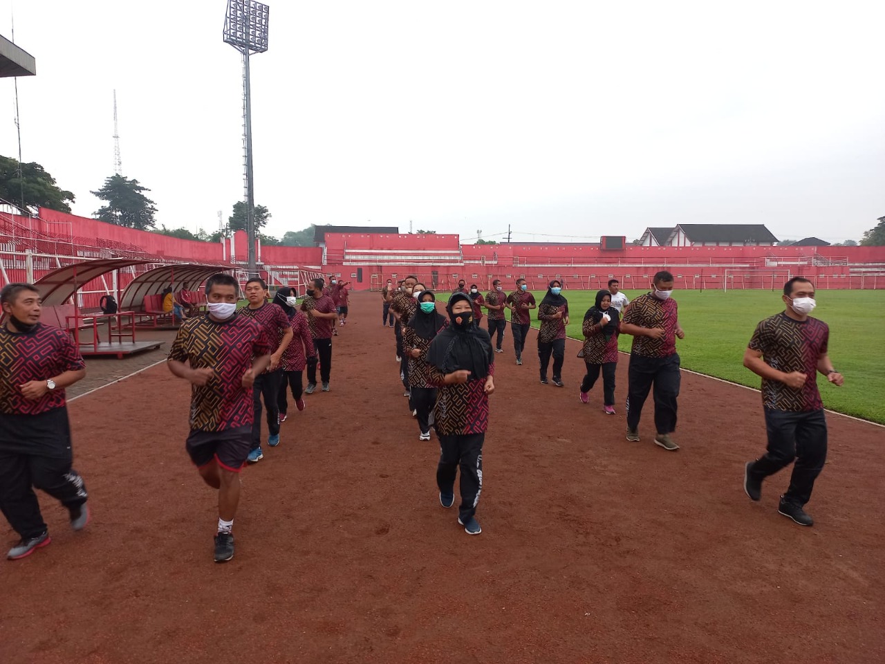 Jaga Kebugaran Tubuh, Anggota Kodim 0808/Blitar Laksanakan Olahraga Bersama