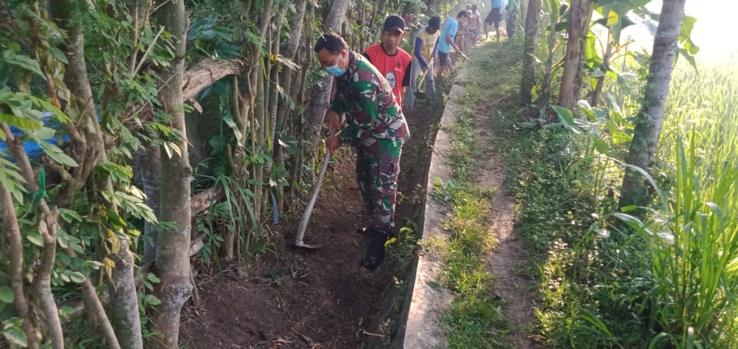 Cegah Air Menggenang, Peltu Widanardju Bersama Warga Kerja Bakti Membersihkan Parit