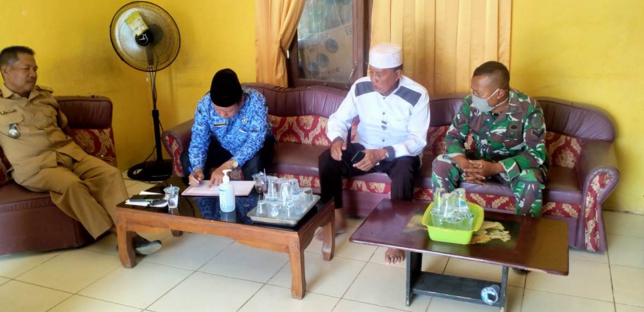 Selalu Bersinergi, Babinsa Sari Nadi Komsos Bersama Kepala Desa