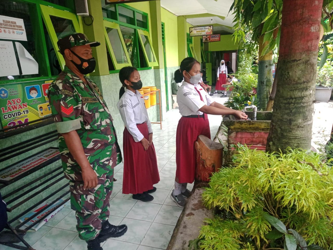 Danramil Sukorejo Kodim 0808/Blitar, Himbau Agar PTM Di Sekolah Tetap Terapkan Protkes