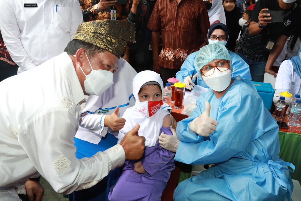 Kunker ke Riau, Mendagri Tinjau Pelaksanaan Vaksinasi Anak