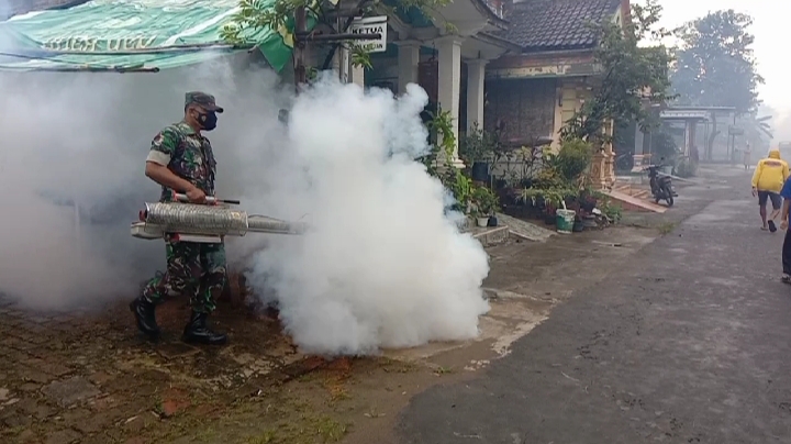 Pencegahan Penyakit DBD, Babinsa Kodim 0802/Ponorogo Laksanakan Penyemprotan Fogging