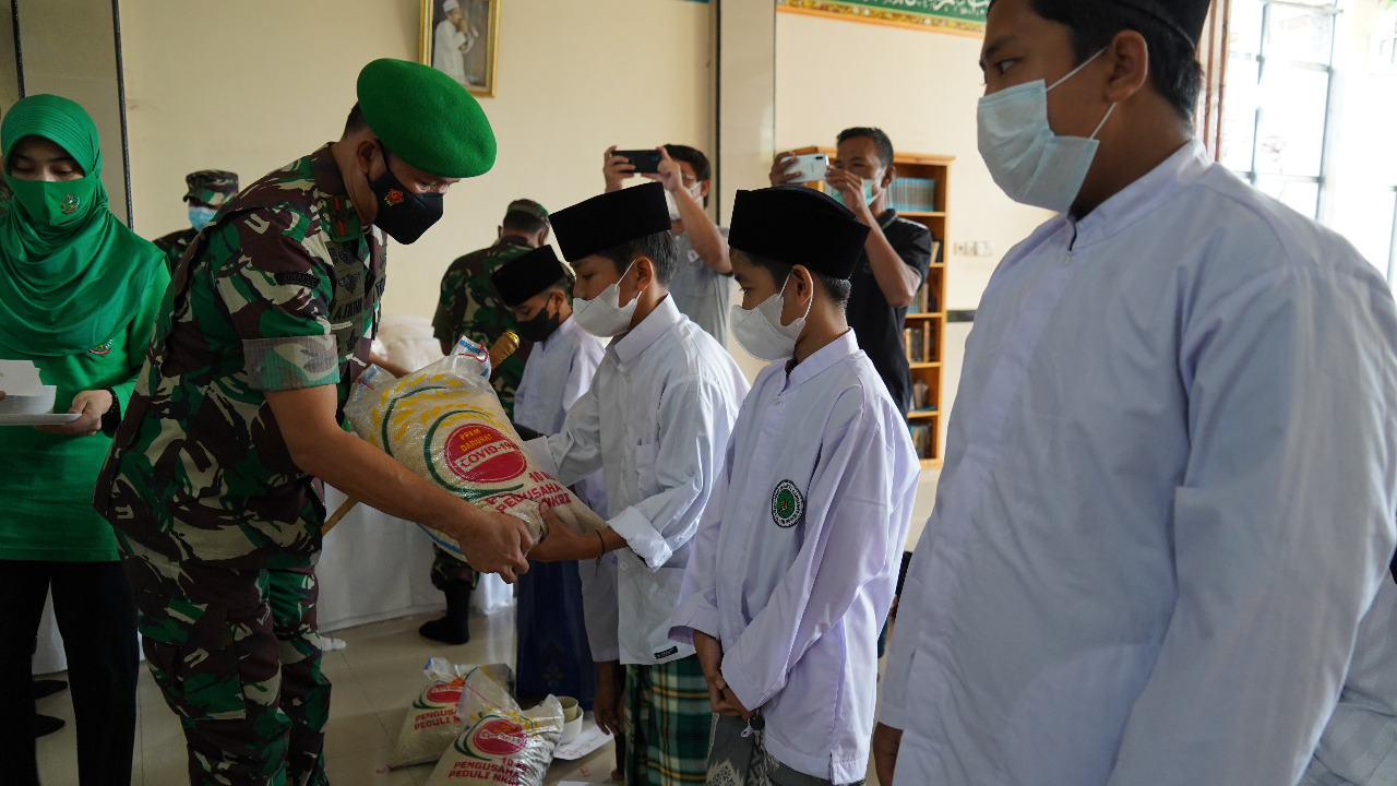 Danrem 061/SK Didampingi Ketua Persit KCK Berbagi Kasih 3 Ton Beras dan Tali Asih Kepada 300 Santri Pesantren As-Salafiah Al-Karimah Kab Bogor