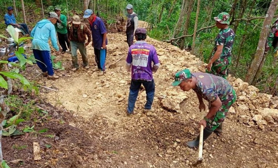 Bersama Masyarakat Babinsa Koramil 0801/12 Pringkuku Karya Bakti Memperbaiki Jalan