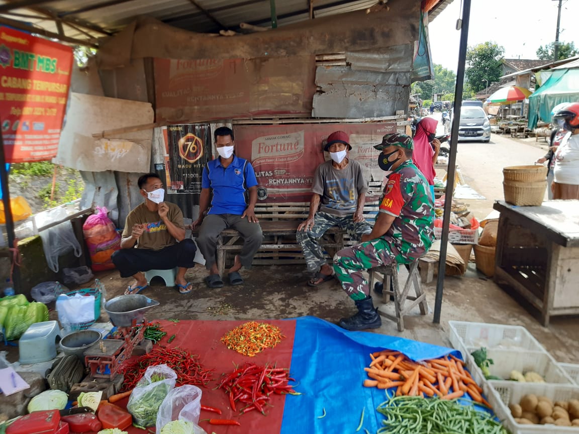 Melalui Komsos Babinsa Koramil 02/Madiun Imbau Pedagang Pasar Patuhi Prokes