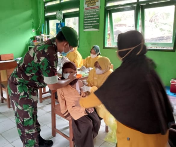 Beri Kenyamanan, Anggota Koramil Ngawi Dampingi Vaksinasi Anak Usia 6-11 Tahun