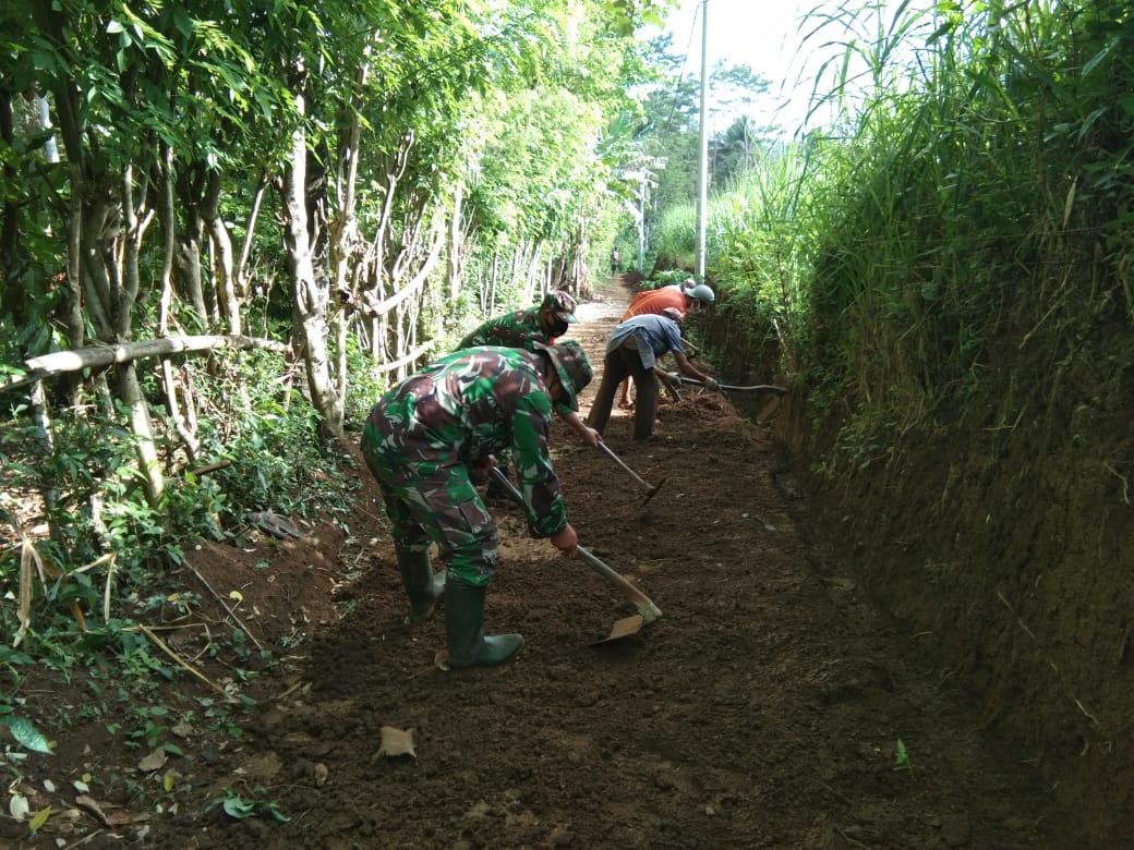 Manunggal Dengan Rakyat, Serka Basuki Kerja Bakti Bersama Warga Bersihkan Jalan Desa