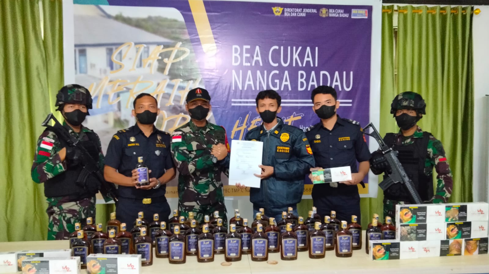 Satgas Yonif 144/JY Gagalkan Aksi Penyelundupan 48 Botol Miras dan 2 Kardus Rokok di Perbatasan