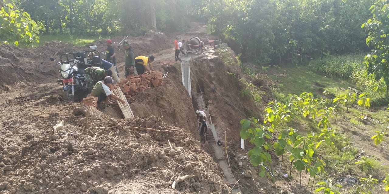 Karya Bakti, Anggota Kodim 0802/Ponorogo Ikut Gotong Royong Membuat Plesengan