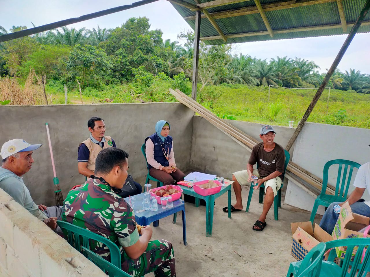 Jalin Silahturahmi, Babinsa Kelurahan Tanjung Tengah Komsos Temu Kelompok Tani