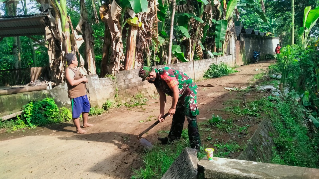 Kerja Bakti Bersama, Bukti Babinsa Selalu Hadir Di Tengah Warga