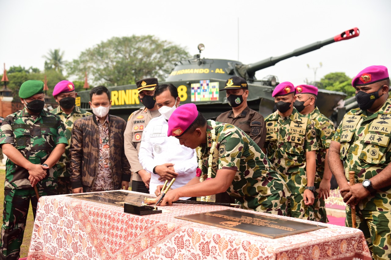 Dankormar Resmikan Monumen Alutsista Korps Marinir TNI AL di Kabupaten Batang