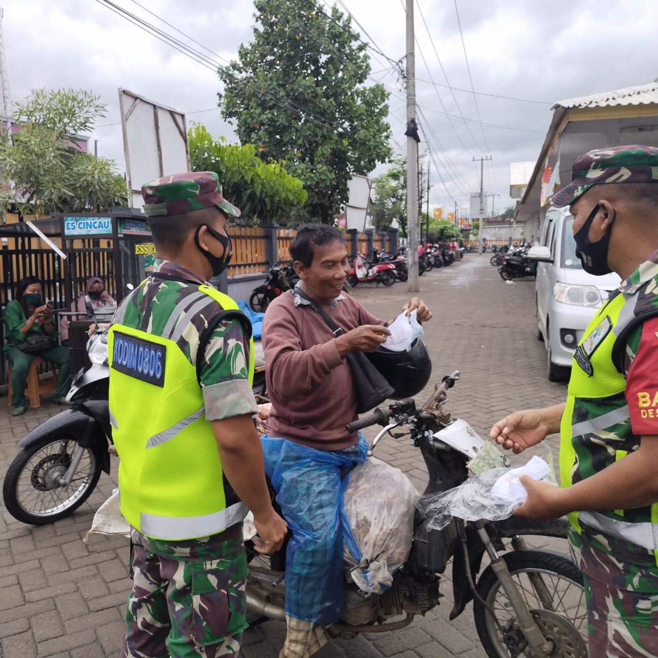 Peduli Kesehatan Warga, Babinsa Koramil 0806/02 Pogalan Bagikan Masker di Pasar