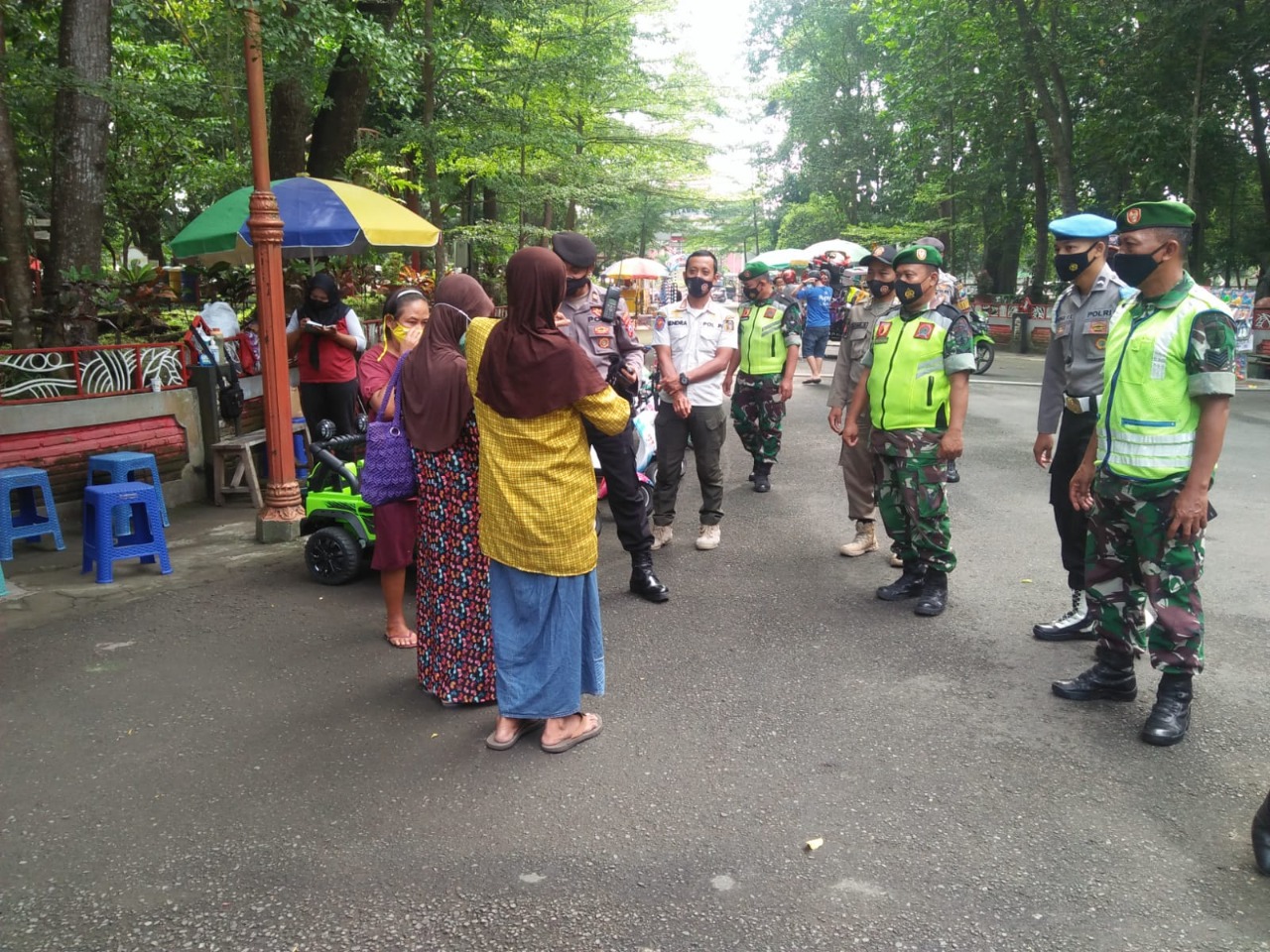 Kodim 0808/Blitar Bersama Petugas Gabungan, Selalu Konsisten Laksanakan Himbauan Tentang Protkes