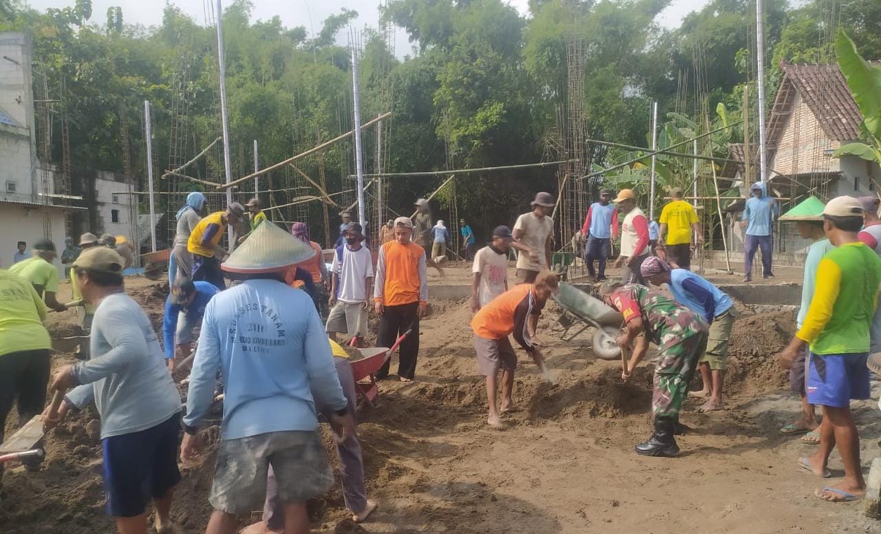 Membaur Dengan Masyarakat, Babinsa Golan Gotong-royong Membangun Pondasi Mushola