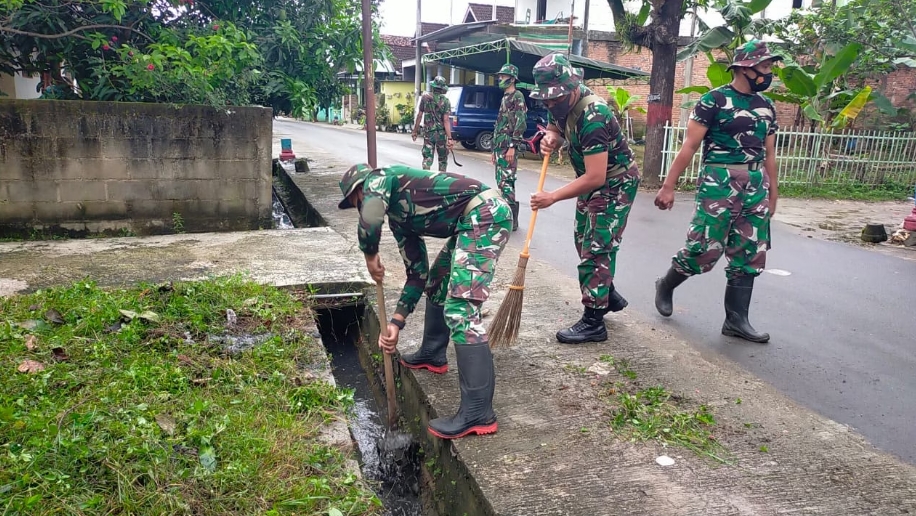 Peduli Lingkungan, Babinsa Koramil 0801/01 Pacitan Bersama Dengan Masyarakat Bersihkan Parit